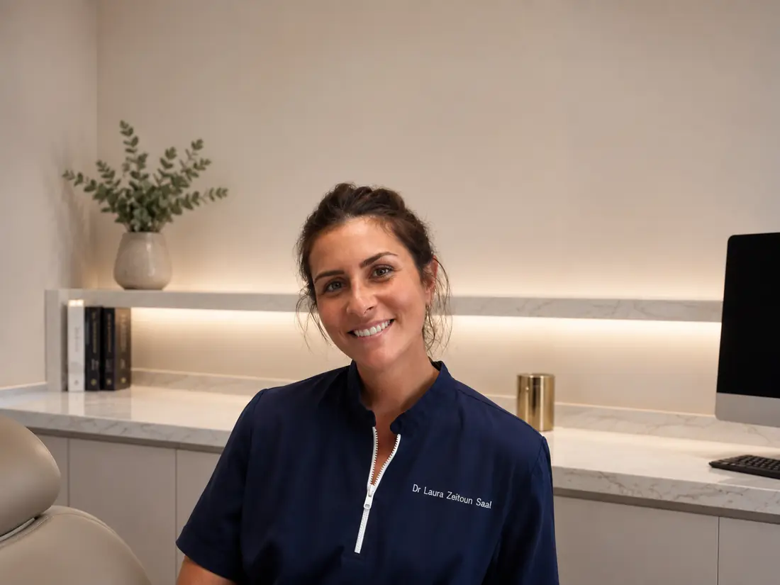 Le Dr Laura Zeitoun Saal assise dans une salle de soins de son cabinet, Paris 8