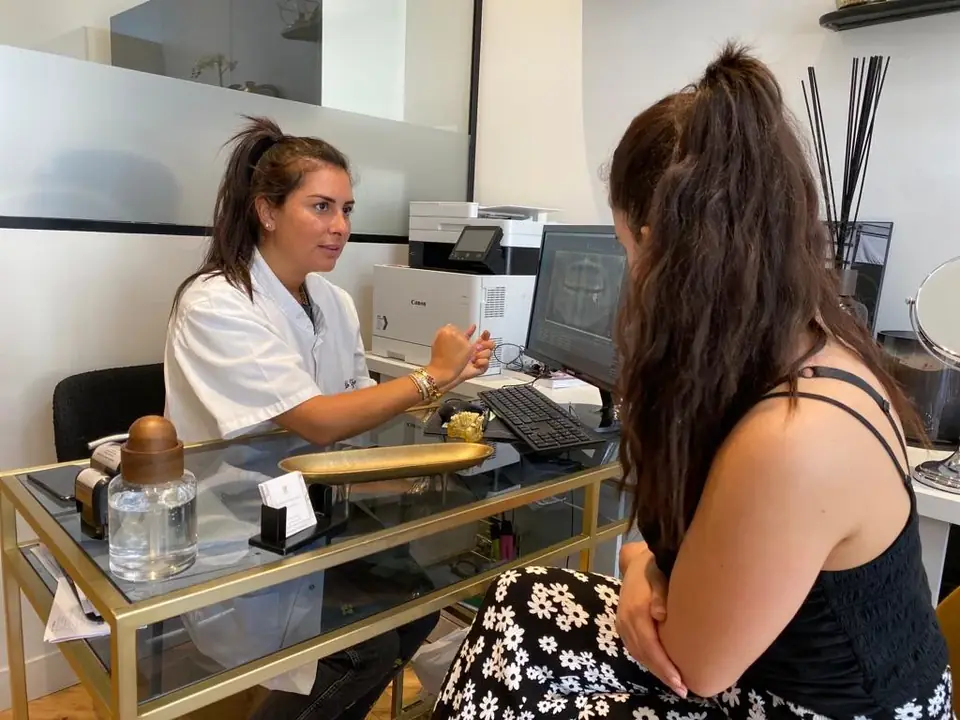 Le Dr Laura Zeitoun Saal en consultation, devant un écran affichant une radiographie dentaire
